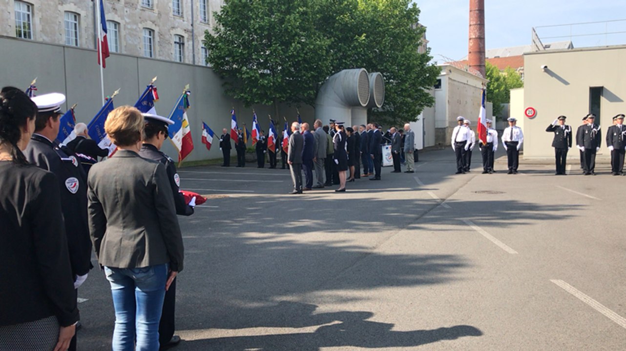 Cérémonie en mémoire des policiers morts pour l...