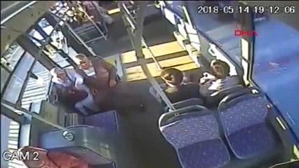 Bursa'da Halk Otobüsünde Fenalaşan Yaşlı Adam Hastaneye Böyle Götürüldü