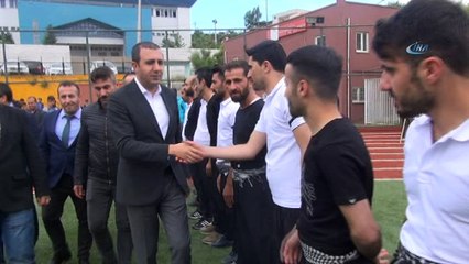 Tải video: Şırnak beyzbolu karşılaşmasını Başkan Bedirhanoğlu başlattı