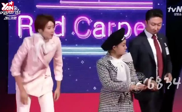 Chịu thua trước màn tạo dáng trên thảm đỏ lầy lội không tưởng của loạt sao Hàn