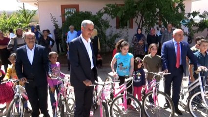 Ailelerine sigara içtirmeyen öğrencilere bisiklet hediyesi