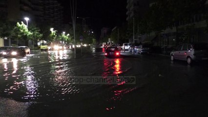 Përmbyten rrugë dhe biznese - Top Channel Albania - News - Lajme