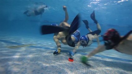 Wasser-Hockey: Im Badeanzug mit Schläger und Puck