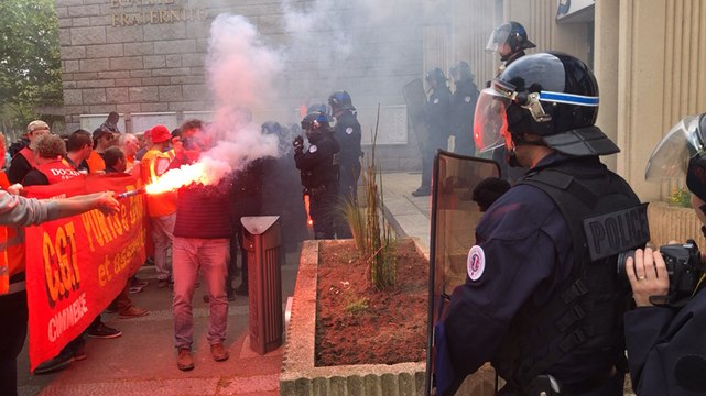 Le dockers manifestent devant la mairie