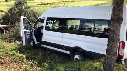 İşçi servisi ağaca çarptı: 7 yaralı - SAKARYA