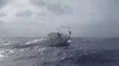 Des marins découvrent un bateau à la dérive au milieu de l'océan