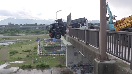 日, 11m 다리에 덤프트럭이 '대롱대롱' / YTN