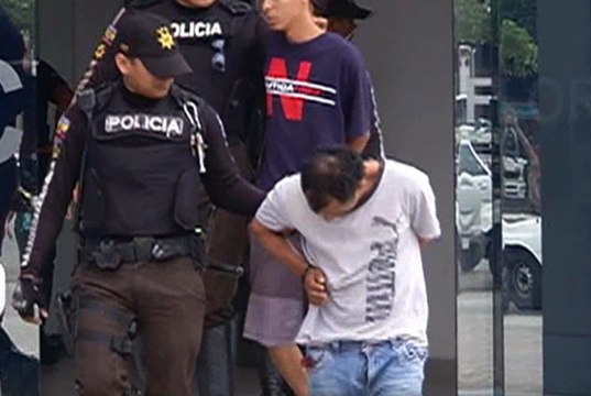 Guayaquil: tres sujetos fueron capturados al intentar robar las mochilas de estudiantes al salir de clases