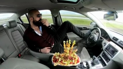 Trafikte pes dedirten görüntü! Bir elinde meyve tabağı ve bir elinde tespih