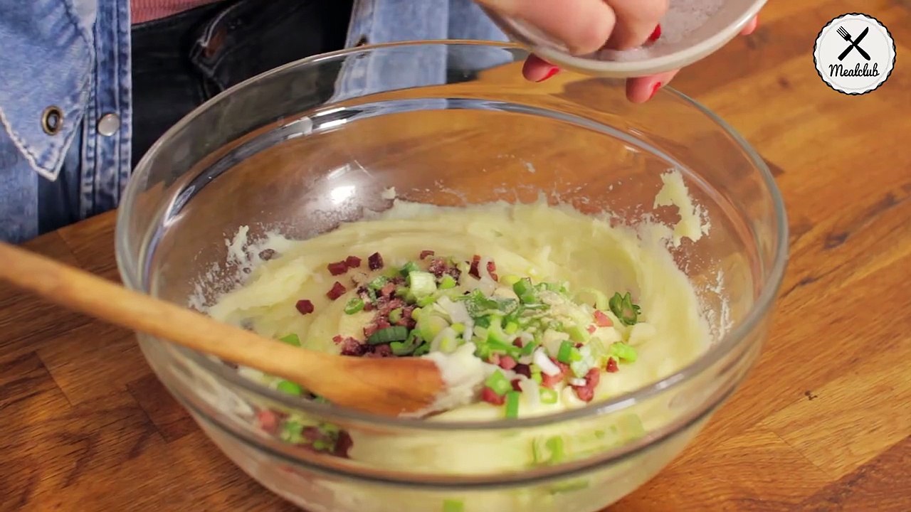 Noch Kartoffelbrei von gestern übrig? Dann haben wir ein tolles Gericht für die Resteverwertung: Kartoffelpüree-Bällchen mit Käse und Bacon ZUM REZEPT 