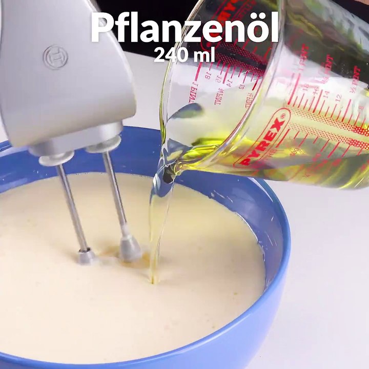 Schau dir diese schokoladige Kuchenspezialität an, die mit 5 Bananen gefüllt wird!   Auf Pinterest merken: