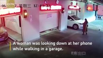 Une femme entre dans un parking automatique