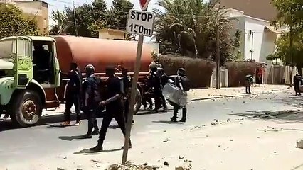 UCAD - Les policiers reprennent le camion des étudiants