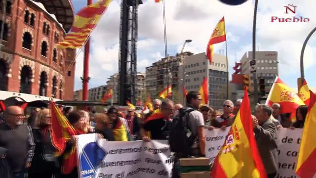 Un separatista intenta bloquear el paso a pacíficos catalanes en su manifestación en Barcelona