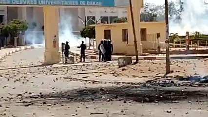 UCAD - les policiers prennent le contrôlent du rond-point et pénètrent