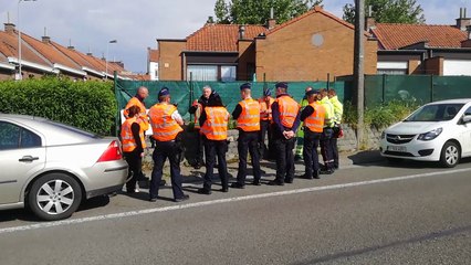 Les policiers, pompiers et ambulanciers en exercice dans la rue de la Wallonie, à Mouscron