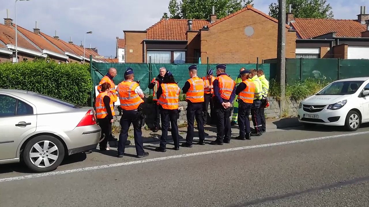 Les policiers, pompiers et ambulanciers en exercice dans la rue de la Wallonie, à Mouscron