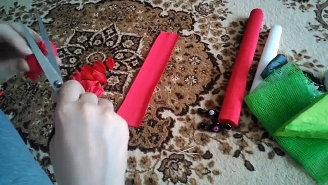 Как быстро и легко сделать кусочек торта из конфет на подарок