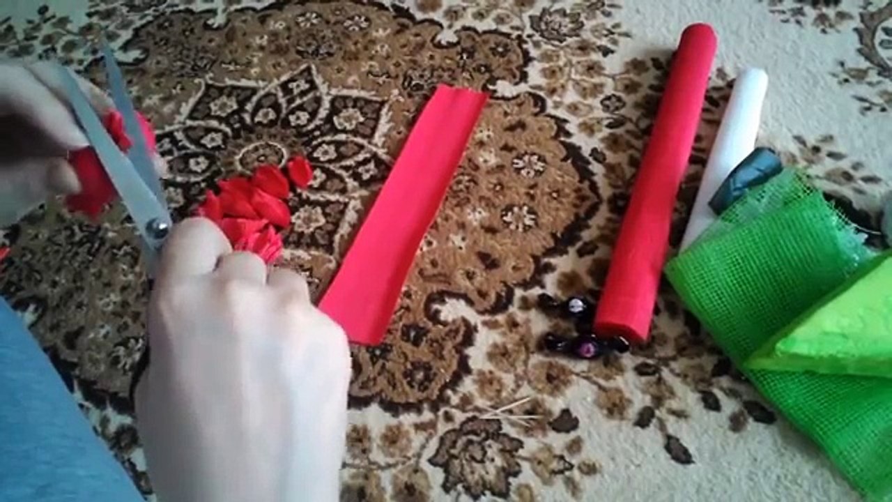 Как быстро и легко сделать кусочек торта из конфет на подарок