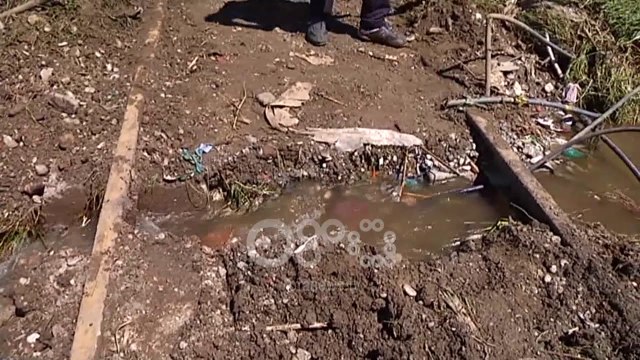 Ora News - Përmbytjet bllokuan njërin krah të autostradës Lushnje-Rrogozhinë