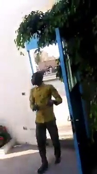 Un policier entre dans une école privée et tabasse le gardien