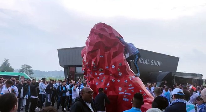 Finale OM-Atlético : les supporters olympiens redécorent l'entrée du stade lyonnais