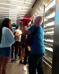 Escrache hoy a la tienda Hawkers propiedad del boliburgues Alejandro Betancourt en Madrid