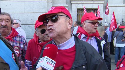 Una cadena humana rodea el Banco de España por las pensiones