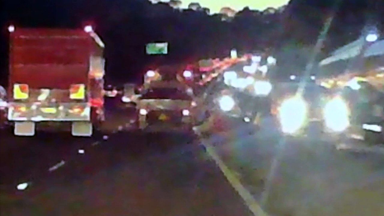 Cet automobiliste se prend un fût de bière sur le pare-brise en pleine autoroute