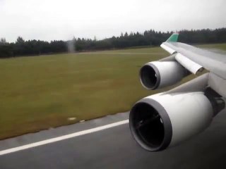 Un avion de ligne Boeing 747 atterrit sur piste inondée et ce qui se passe est impressionnant