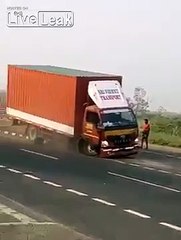 Un camion sans chauffeur se met à tourner sur lui-même