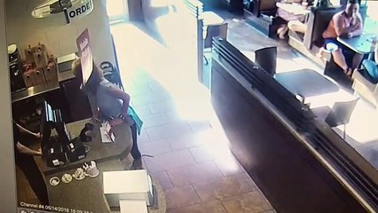 Un serveur n'a pas laisser le choix à cette femme qui n'a pas pu se tenir longtemps !