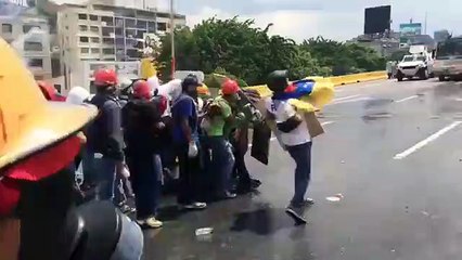 Venezuela : Des manifestants résiste face au canon à eau !