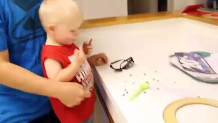 Un papa qui débloque le nez de son enfant ! LOL