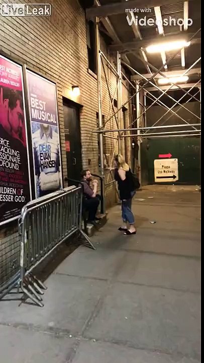 Un couple attaque un homme qui filme leur dispute !