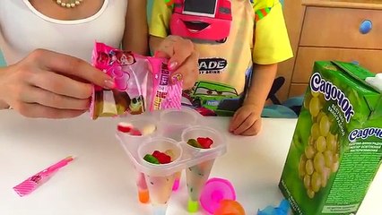 Готовим мороженое из желейных медвежонков, сердечек и сока Make ice cream with jelly bears and juice