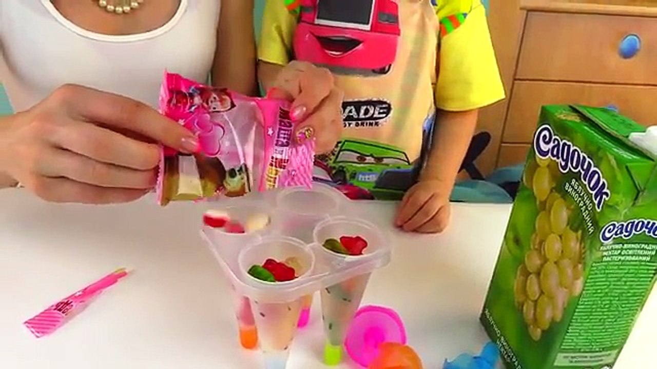 Готовим мороженое из желейных медвежонков, сердечек и сока Make ice cream with jelly bears and juice