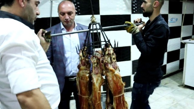 Kuyuda odun ateşi ile pişen Ramazanın ilk büryanı servis edildi