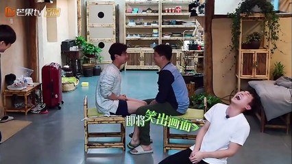 《向往的生活2》：盘腿坐用力到崩屁 大华今晚绝对搞笑担当！ Back to Field S02【湖南卫视官方频道】