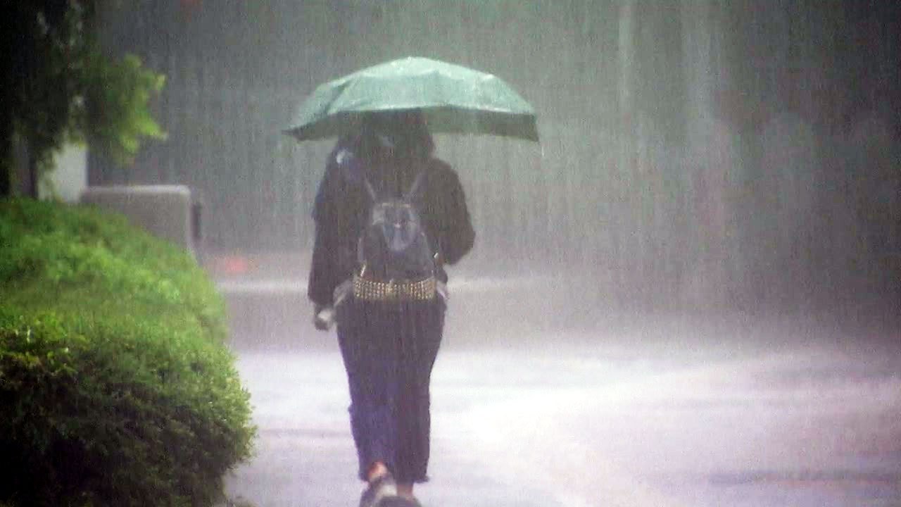 [날씨] 중북부 폭우...경기·영서 북부 호우주의보 / YTN