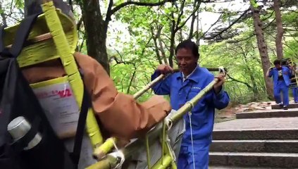 After climbing Mount Huangshan left tourists gasping for breath, these special workers carried them in sedan chairs and even delivered supplies with the help of