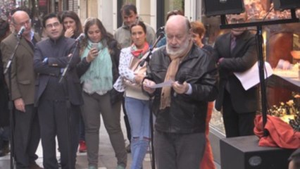 Una placa-homenaje a Les Luthiers luce en el suelo del centro de Buenos Aires