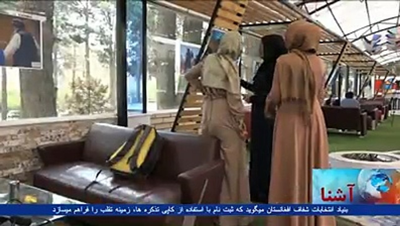 شماری از دختران و پسران در هرات با راه اندازی یک جنبش تازه تحت نام 'آفتاب پشت پرده' در تلاش مبارزه با فرهنگ پوشیدن چادری استند.