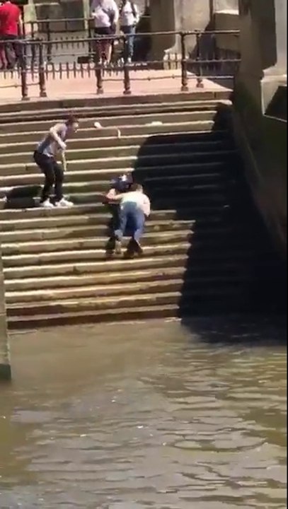 Il veut se rapprocher de la Tamise et glisse de...