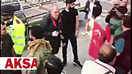 Türk bayrağını teröristlere kaptırmamak için mücadele veren kadın