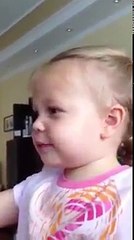 Gençliğe hitabeyi tüm tatlılığıyla okuyan minik(Aşırı çoluk çocuğa karışma isteği uyandırır)