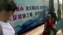 Çin’de Adanalı değnekçi. Çarşıya boş araba, yok abla Ziyapaşa’ya gitmez ahaushskskjagskls