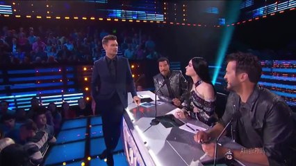 Tải video: L'animateur d'American Idol drague Katy Perry en direct