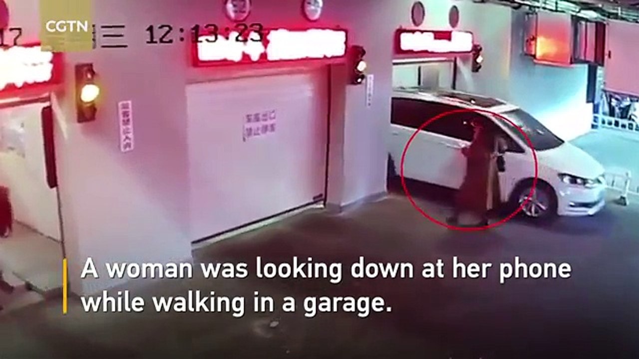 Elle naurait pas dû consulter son téléphone dans un parking automatique