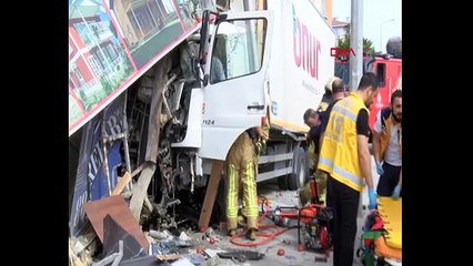 Büyükçekmece'de feci kaza! Kamyon iş yerine girdi